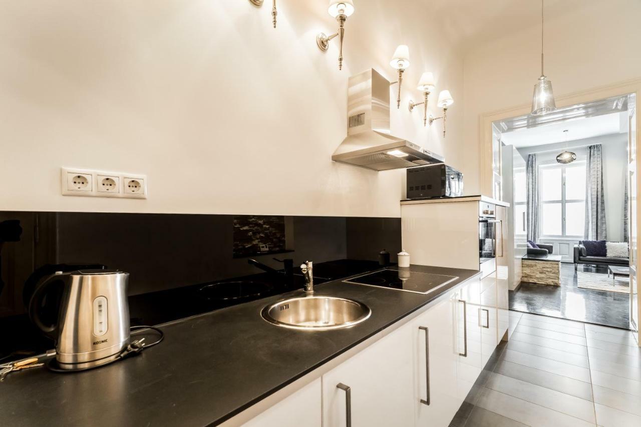 Bpr B&w Elegant Apartment Budapest