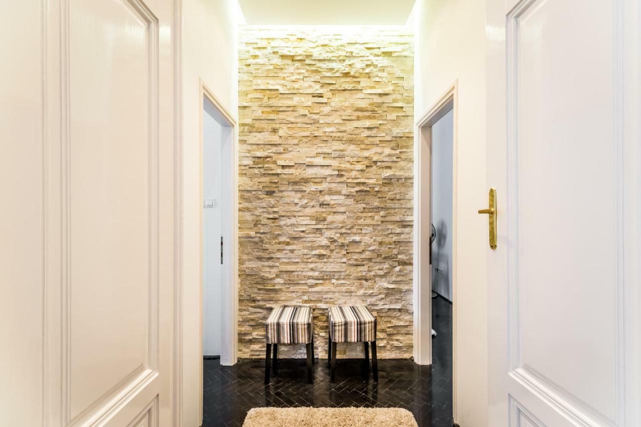 Bpr B&w Elegant Apartment